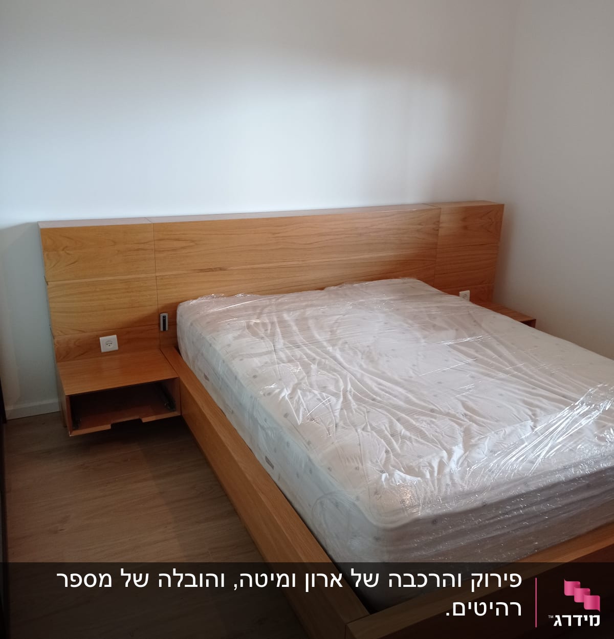 מיטה עם מזרן עטוף בניילון בחדר שינה